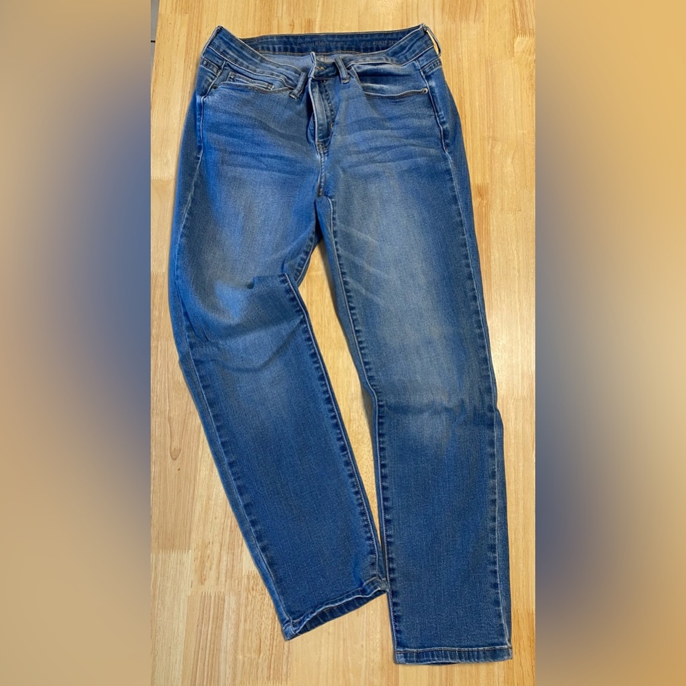 Calvin Klein midrise skinny jeans size 8 medium wash.
